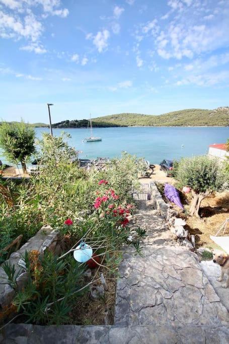 Small House At Seafront Tisno Exterior photo